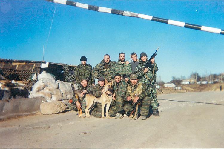 Блокпост. Впереди дорога на Чечню. Служба в Дагестане,  2000 год. Дмитрий Шестаков крайний справа.