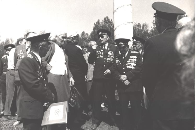 На открытии стелы памтяи. Малеево поле, 1990 год. 