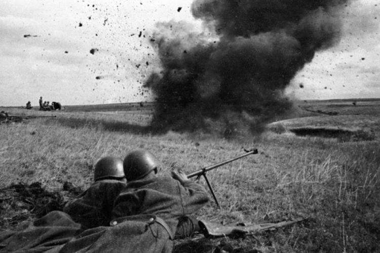 Расчет противотанкового ружья во время боев на Курской дуге.