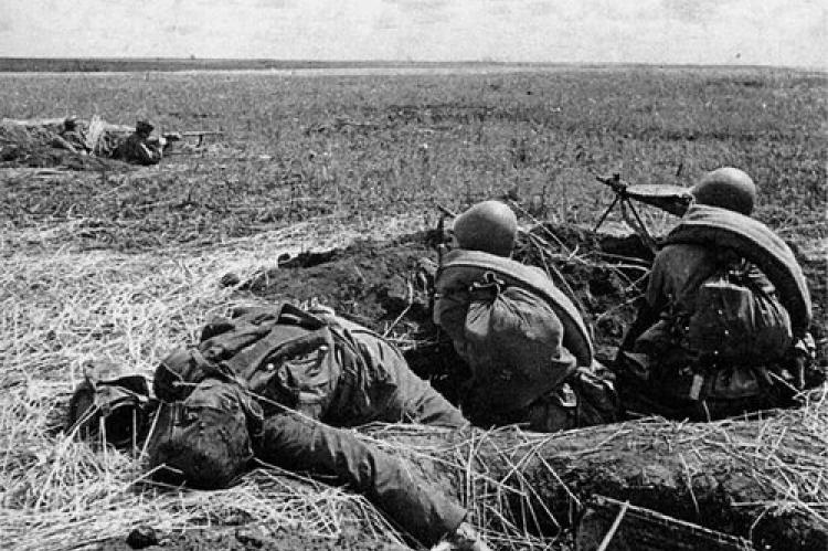 Передовые подразделения 285-го стрелкового  полка 183-й стрелковой дивизии ведут бой с  противником в захваченных немецких окопах.  На переднем плане — тело убитого немецкого  солдата. Курская битва, 10 июля 1943 года.