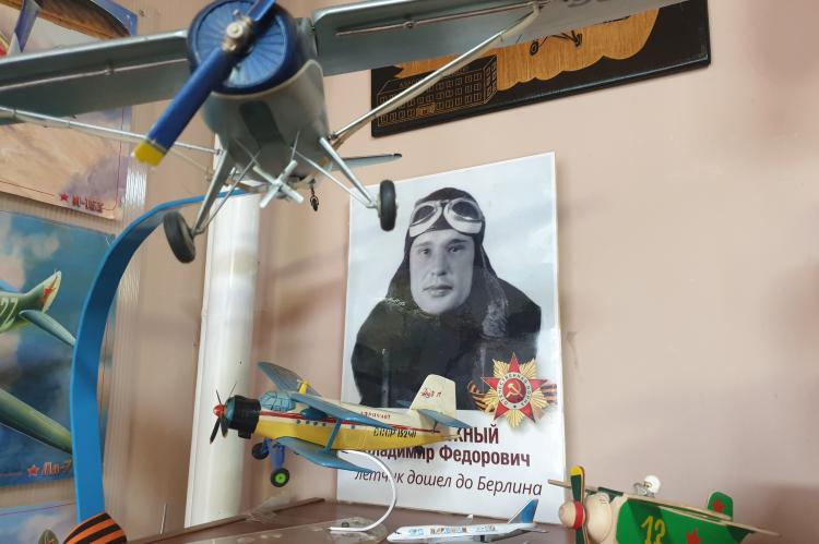 Почетное место в кабинете Вячеслава Задорожного занимает портрет отца - Владимира Задорожного и моделька самолета Ан-2, подаренная летчиками Чимкентского авиаотряда. 