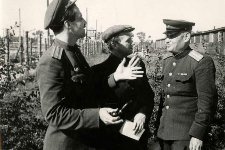 Константин Симонов, Борис Горбатов и Кудрявцев в концлагере Майденек (г. Люблин, Польша). 1944 год.