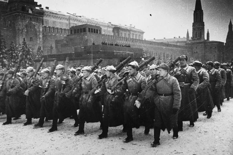 Архивный кадры Парада 7 ноября 1941 года.