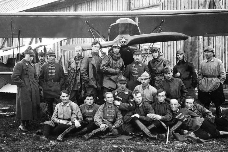 В. Чкалов (первый слева) и лётчики московской авиашколы. Москва 1924 г.