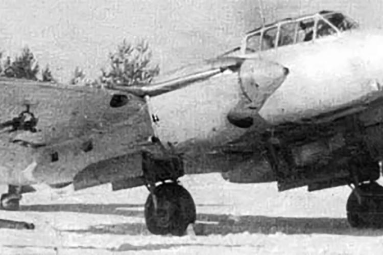 На счету летчиков 14 вражеских самолетов. Анатолий Владимирович принял личное участие в 17 вылетах.