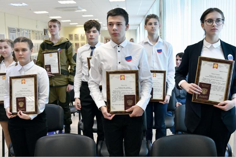 Звучит гимн России. Юные серпуховичи принесли клятву служить на благо родного округа, родной страны.