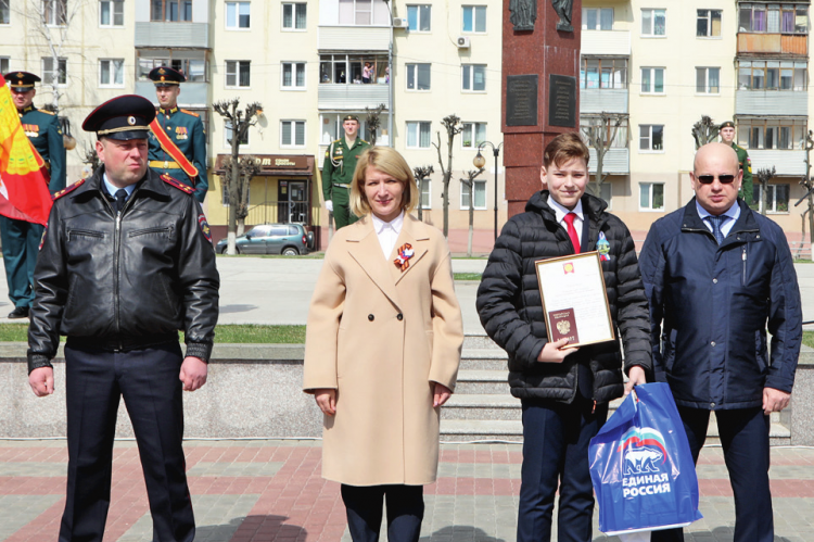 Церемония вручения первого важного документа юным серпуховичам.
