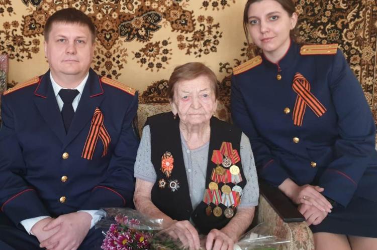 В преддверии Дня Победы сотрудники Следственного Комитета поздравили ветерана Великой Отечественной войны.
