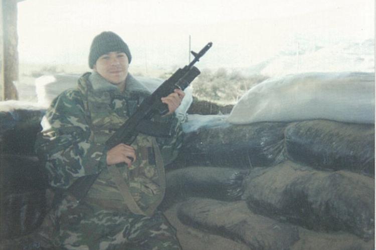 Дмитрий Шестаков на боевой позиции. Дагестан, 2000 год.