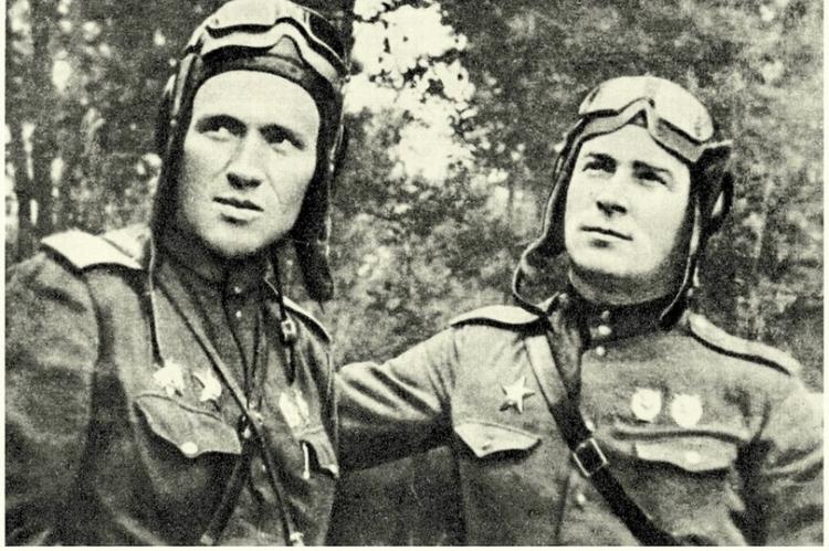 Герои Советского Союза М. В. Кузнецов (справа) и майор Н. С. Киянченко.