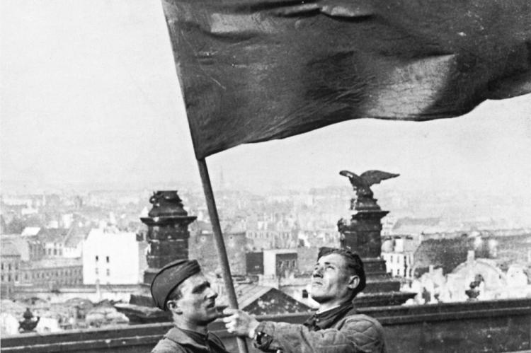 72 года назад (30 апреля 1945 года) советские воины водрузили Знамя Победы над Рейхстагом в Берлине.