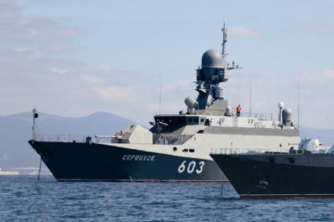 На рейде малый ракетный корабль «Серпухов» и корабль береговой охраны. Балтийское море. 2015 год.