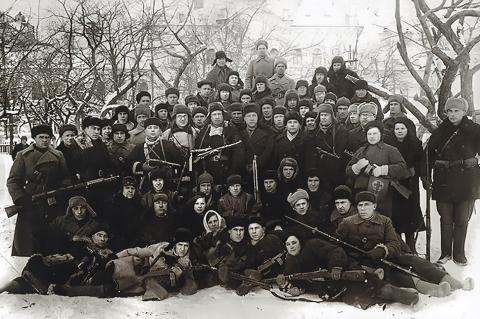 В первые дни войны в Серпухове стал формироваться отряд партизан.