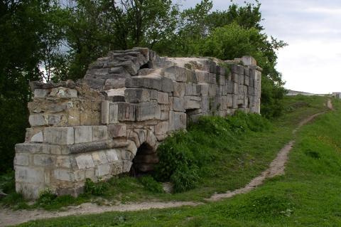 Сохранившийся фрагмент крепостной стены на Соборной горе в Серпухове.