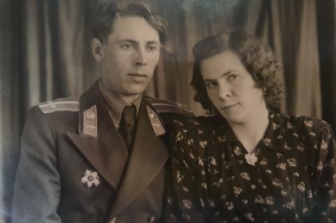 Алексей Карпачев с супругой. Послевоенное фото. На груди Алексея Михайловича можно увидеть Орден Отечественной войны II степени.
