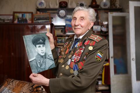 Павел Козленков хранит воспоминания о войне. Фото: Сергей Зорин.