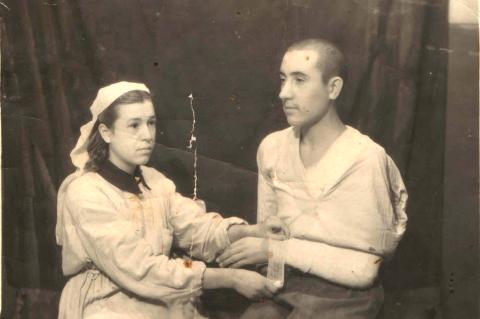 Фото сделано приблизительно в 1942-1943 гг. в госпитале. Судя по всему для фронтовой газеты.