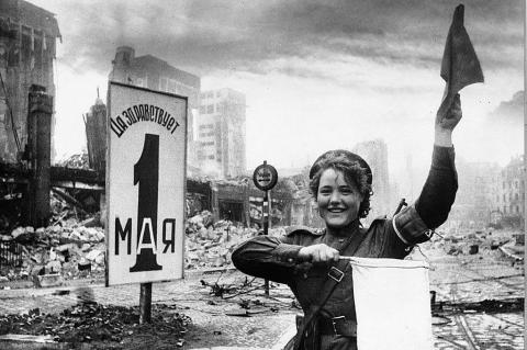 1 мая 1945 года. Военная регулировщица Мария Шальнова на одной из улица города, освобожденного советскими войсками от гитлеровцев. Фото Евгения Халдея/ТАСС.