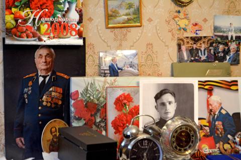 На полке ветерана Великой Отечественной войны Петра Николаевича Ульева заечатлена вся его жизнь.