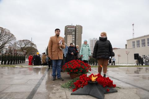 Возложение цветов к Вечному огню на площади Слава.