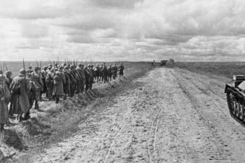 Пехота на марше. Курская битва, 1943 год.