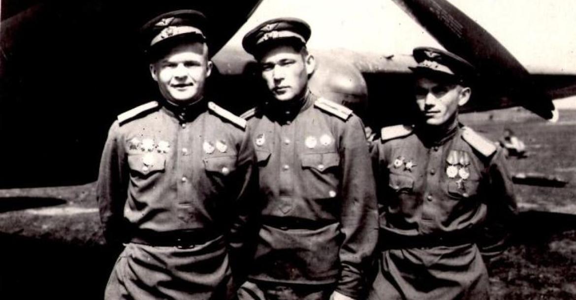 Евгений Дементьев на фото крайний слева.
