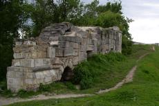 Сохранившийся фрагмент крепостной стены на Соборной горе в Серпухове.