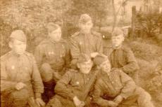 Владимир Сафаров (в нижнем ряду крайний слева) со своими боевыми товарищами.