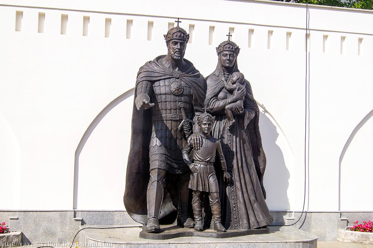Памятник святым Ефросинии Московской и Дмитрию Донскому в Москве.