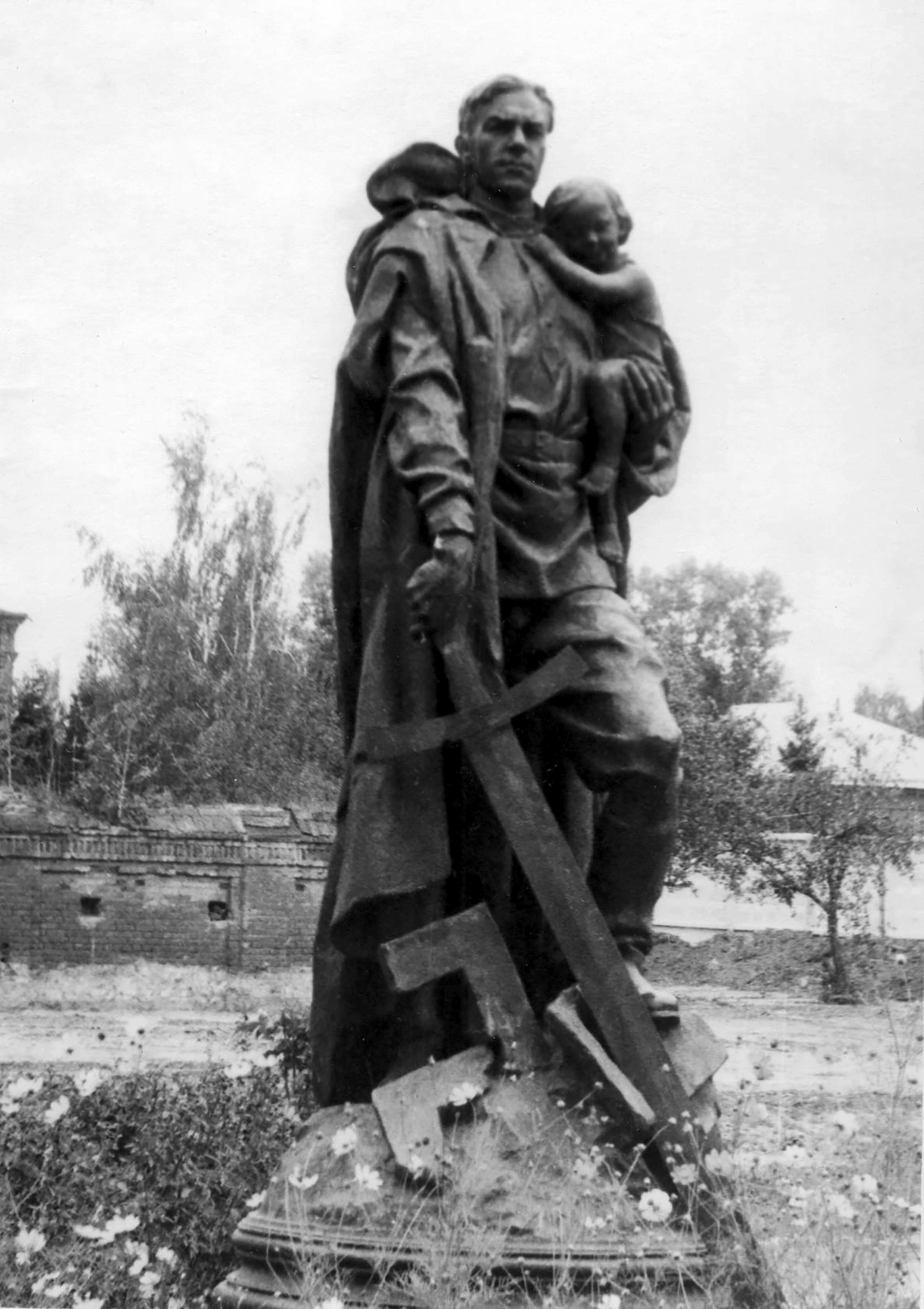 Памятник солдат с ребенком на руках фото