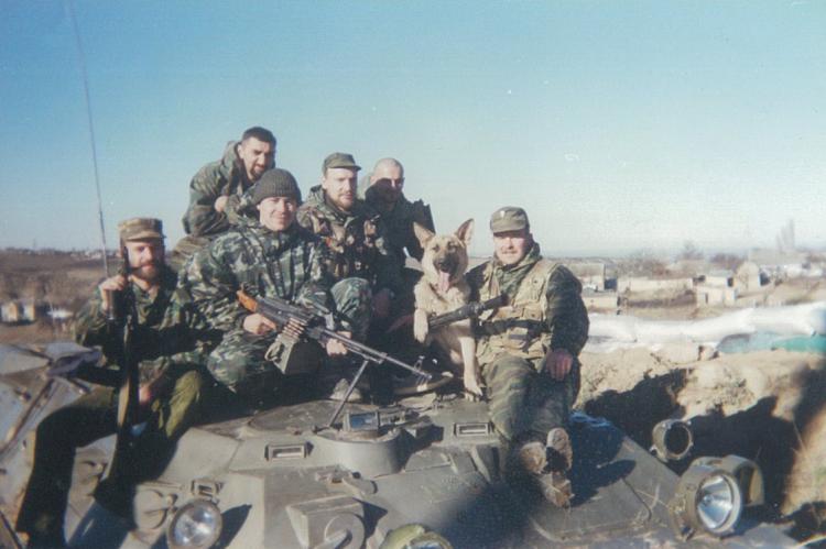 Дмитрий Шестаков с пулеметом Калашникова в руках. На границе с Чечней 2000 год.