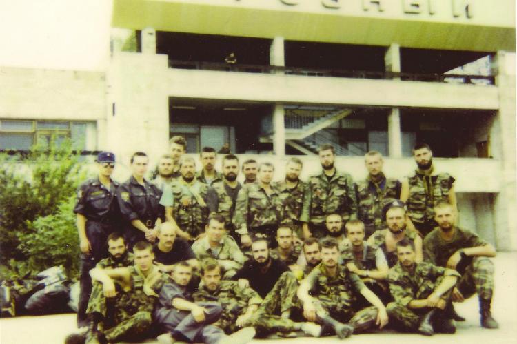 Первая чеченская война в самом разгаре. Сергей Ягодкин (второй ряд, третий справа).
