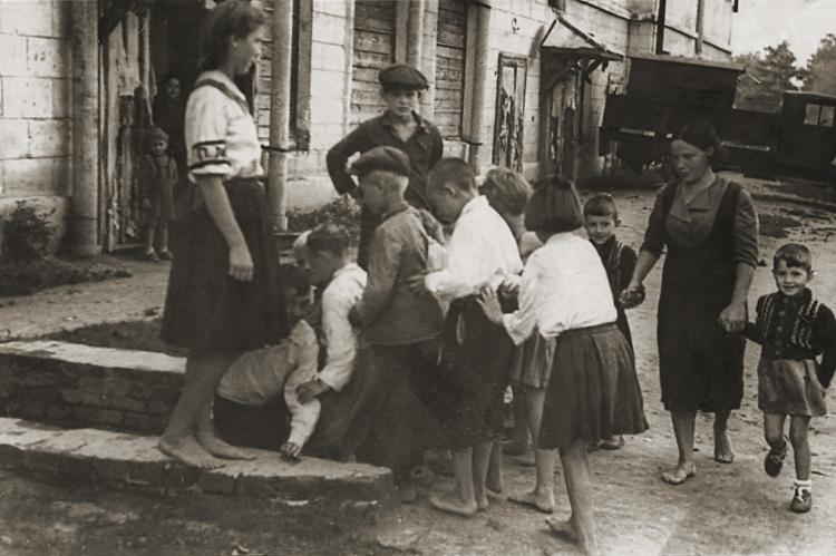 Серпухов август 1941 г Эвакуация детей в убежище во время налнета.