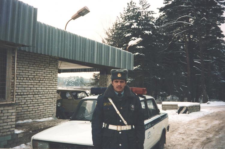 Игорь Харламов на посту в городе Протвино. 1994 год.