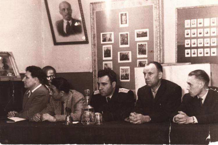 Итоговое совещание в Серпуховском отделе милиции (Алексей Экимян в центре). Середина 60-х годов. 