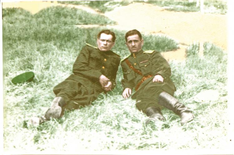 1958 год. Застава Бешкапа Московского погранотряда (Таджикистан). Вахтанг Элошвили справа.