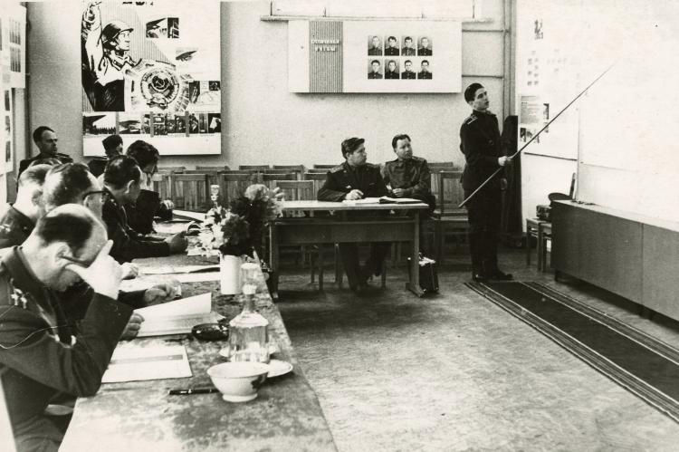 Подполковник Ефремов (слева от курсанта) на защите дипломных работы, 1967 год.