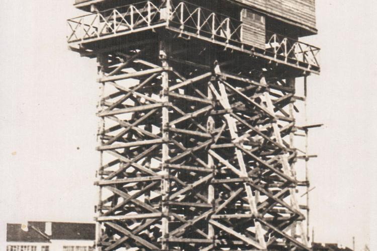 Водонапорная башня простояла до 1938 года, пока на ее месте не построили зимний кинотеатр (открыт в 1941 году). 1934 - 1935 гг.