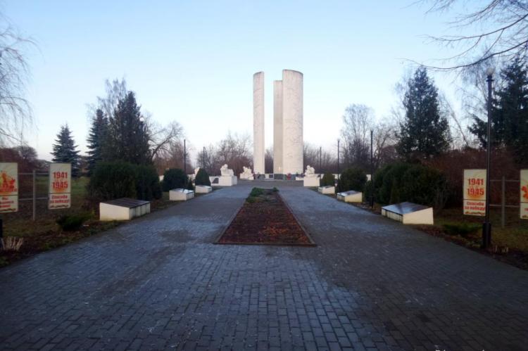 Мемориальный комплекс на братской могиле советских воинов. Добровольск, декабрь 2017 год.