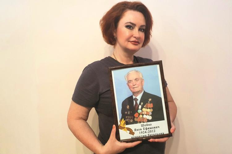 Юлия Парфенова с портретом своего деда.
