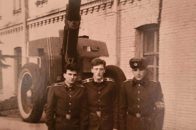 Валерий Зайцев (в центре) во время учебы в Коломне.