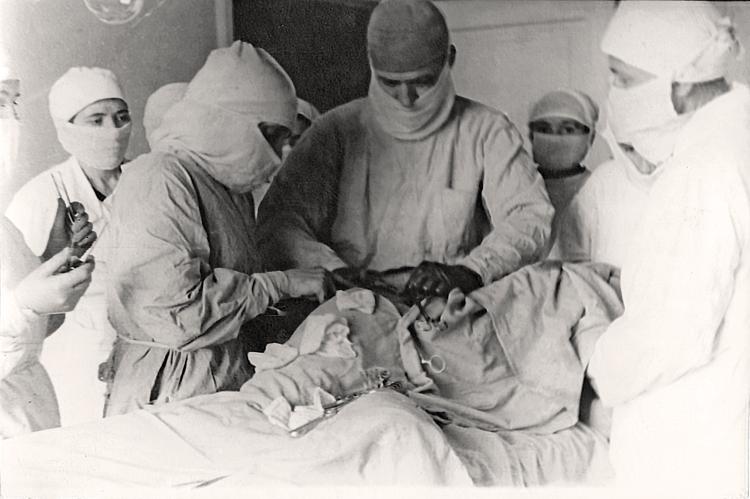 В операционной. Оперирует ведущий хирург серпуховских госпиталей П. П. Рахтанов.