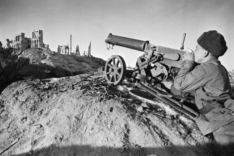 Пулеметчик с пулеметом "Максим", 1942 год.