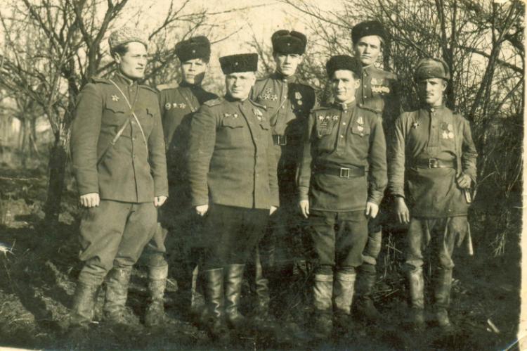 Александр Юрков (второй слева) со своими сослуживцами.