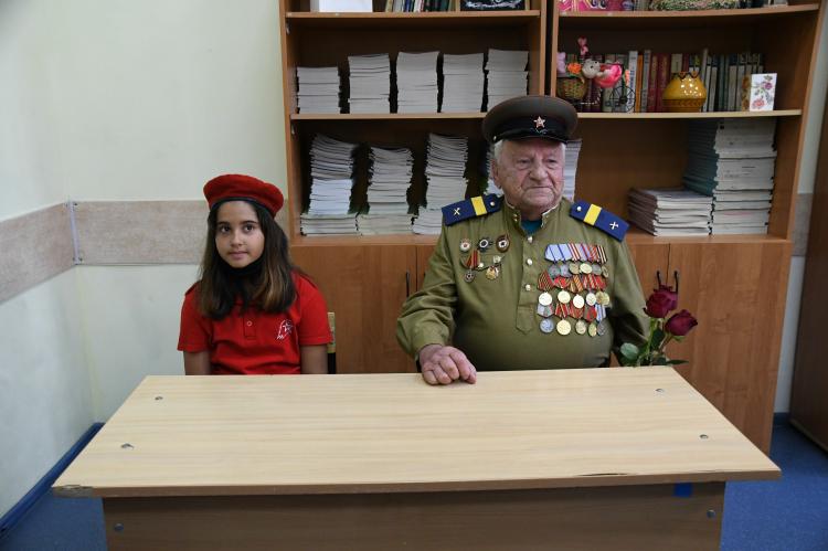 Евгений Алексеевич рассказывал, что в школе он сидел за последней партой.