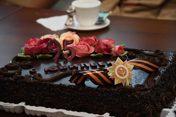Праздничный торт ветерану от предприятия "Серпуховхлеб".