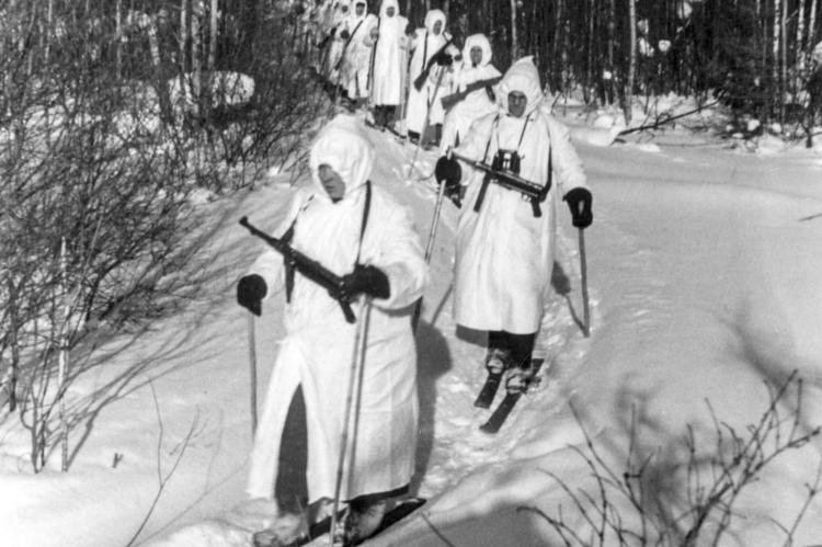 Партизаны Серпуховского отряда «Смерть фашизму» на лыжах идут на задание. 1941–1942 гг. Фото: В. Зунин.