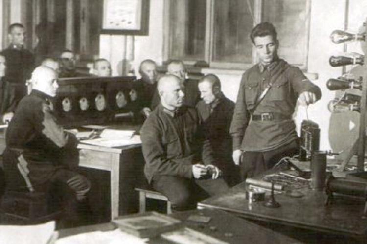 Первые курсанты авиационной школы на занятиях по электротехнике.