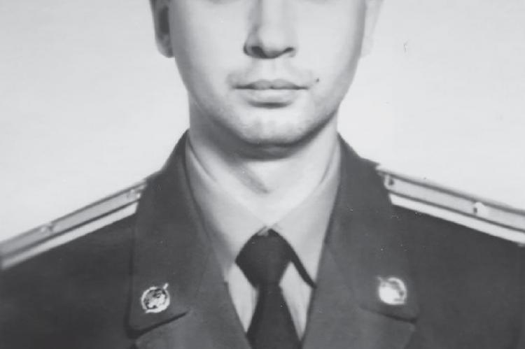 Фото сделано в 2004 году перед поступлением в академию ФСБ. Именно оно станет посмертным изображением Романа Катасонова.