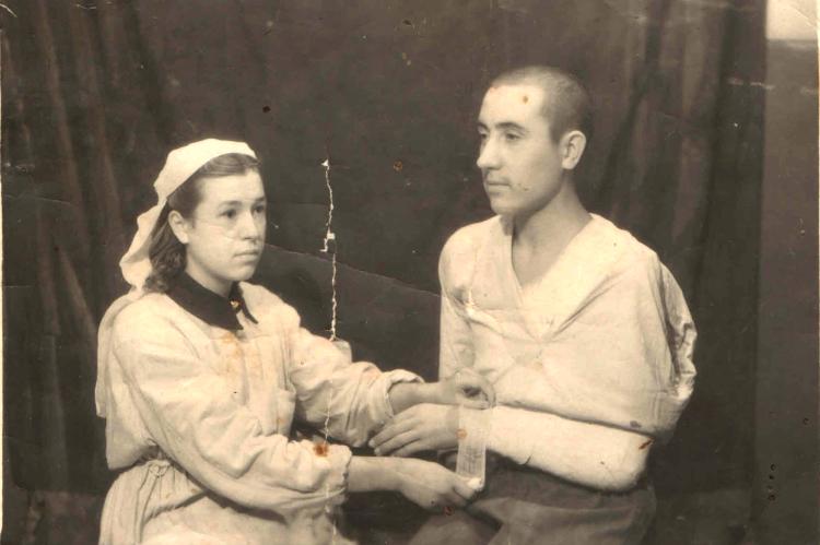 Фото сделано приблизительно в 1942-1943 гг. в госпитале. Судя по всему для фронтовой газеты.